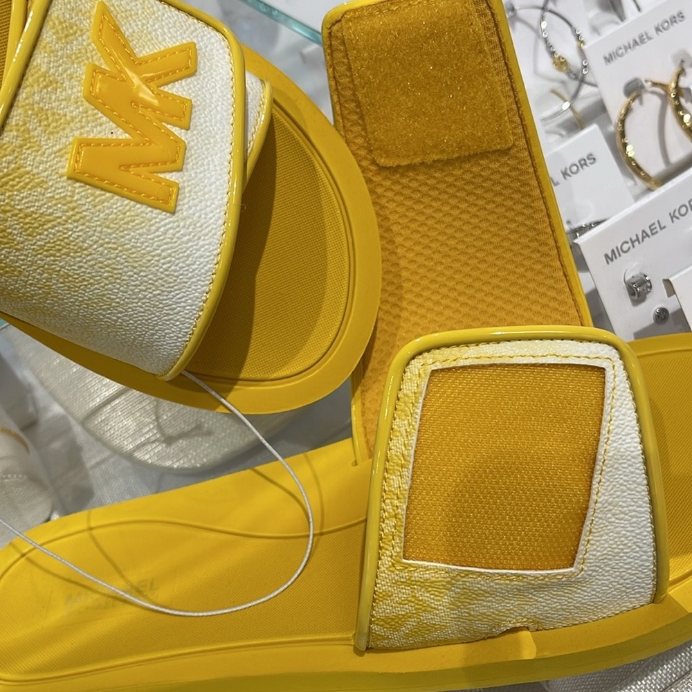 Michael Kors Slide Logo Sandals Palmer Ombré Signature
Daisy Yellow 
NWT - Picture 9 of 16